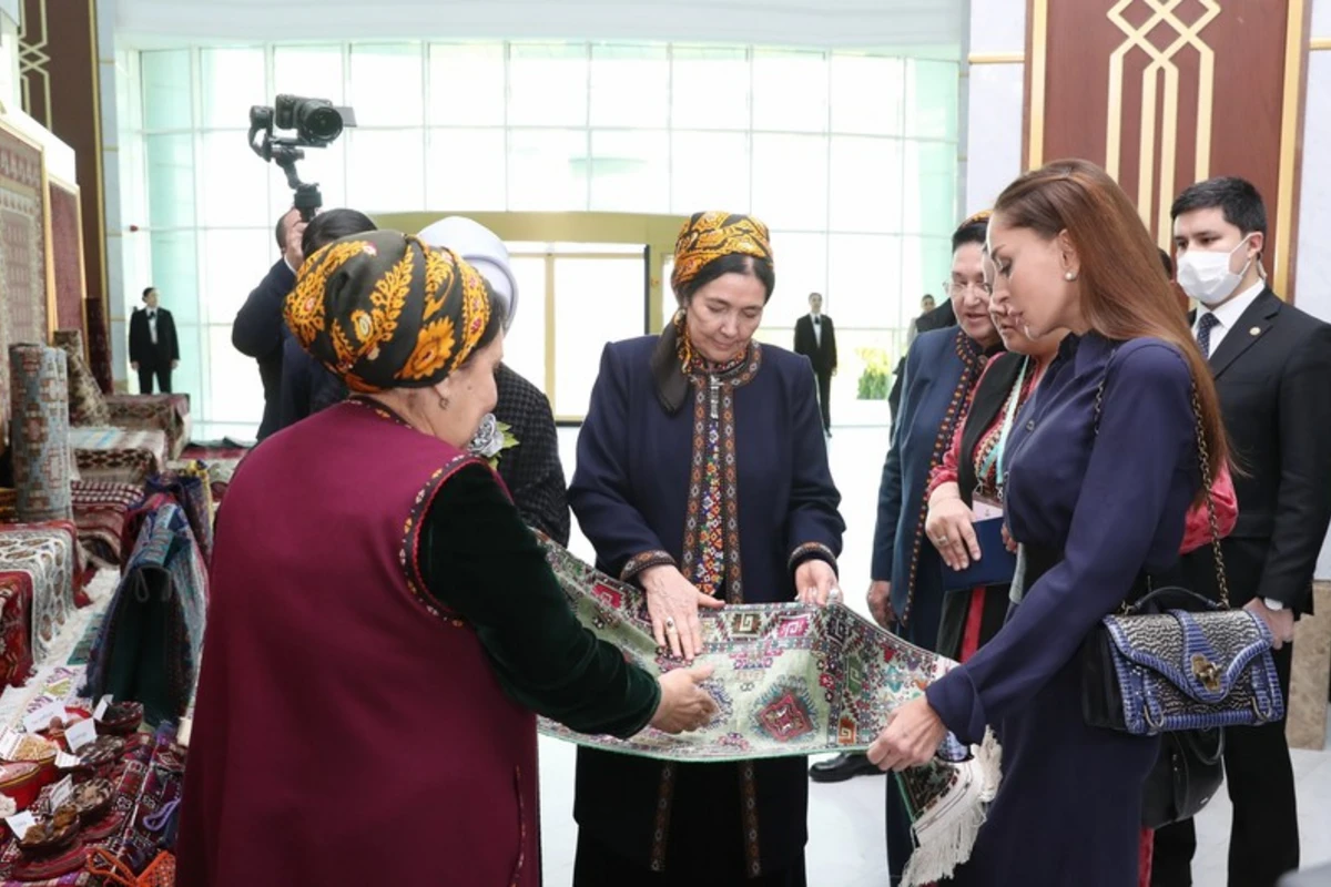 Mehriban Əliyeva Türkmənbaşı şəhərində təsviri və dekorativ sənət əsərlərindən ibarət sərgilərlə tanış olub - FOTO