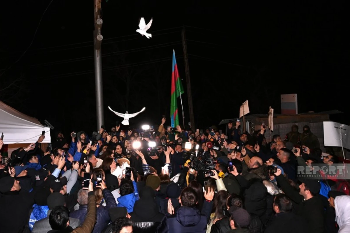 Участники акции на дороге Шуша-Ханкенди выпустили в небо голубей - ФОТО
