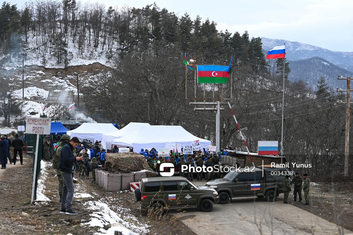 Протестующие на дороге Шуша - Ханкенди скандируют Конец минному террору! - ОБНОВЛЕНО + ПРЯМОЙ ЭФИР