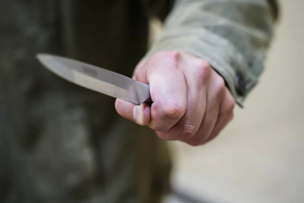 В Баку 17-летний парень ударил ножом отца В Баку 17-летний парень ударил ножом отца