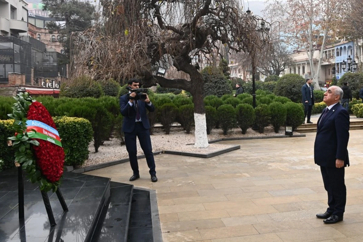 Əli Əsədov Tbilisidə Ümummilli Lider Heydər Əliyevin abidəsini ziyarət edib - FOTO