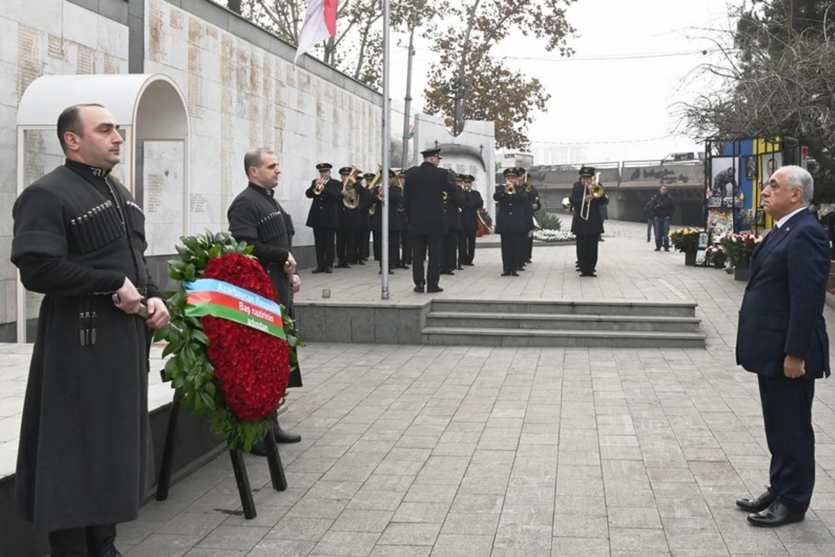 Əli Əsədov Tbilisidə Qəhrəmanlar abidəsini ziyarət edib - FOTO