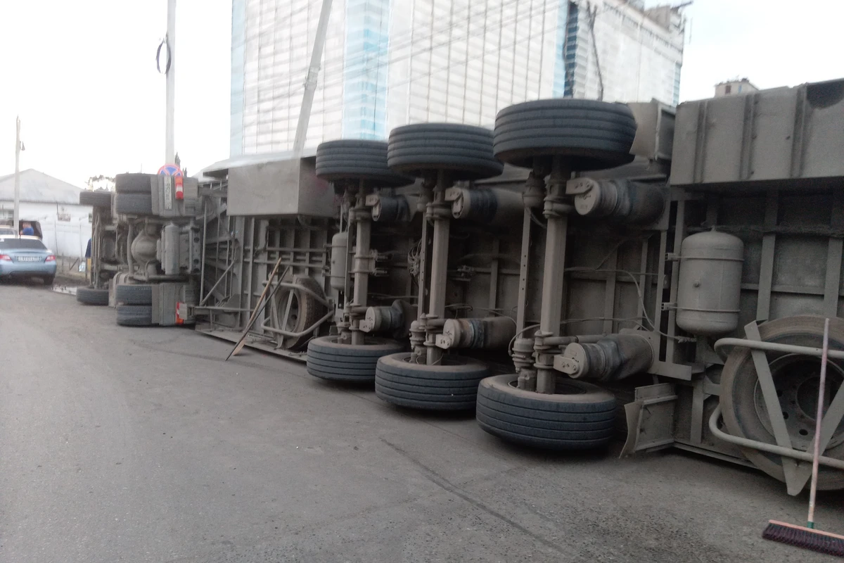 Bakıda TIR-la minik maşını toqquşub - Ölənlər var