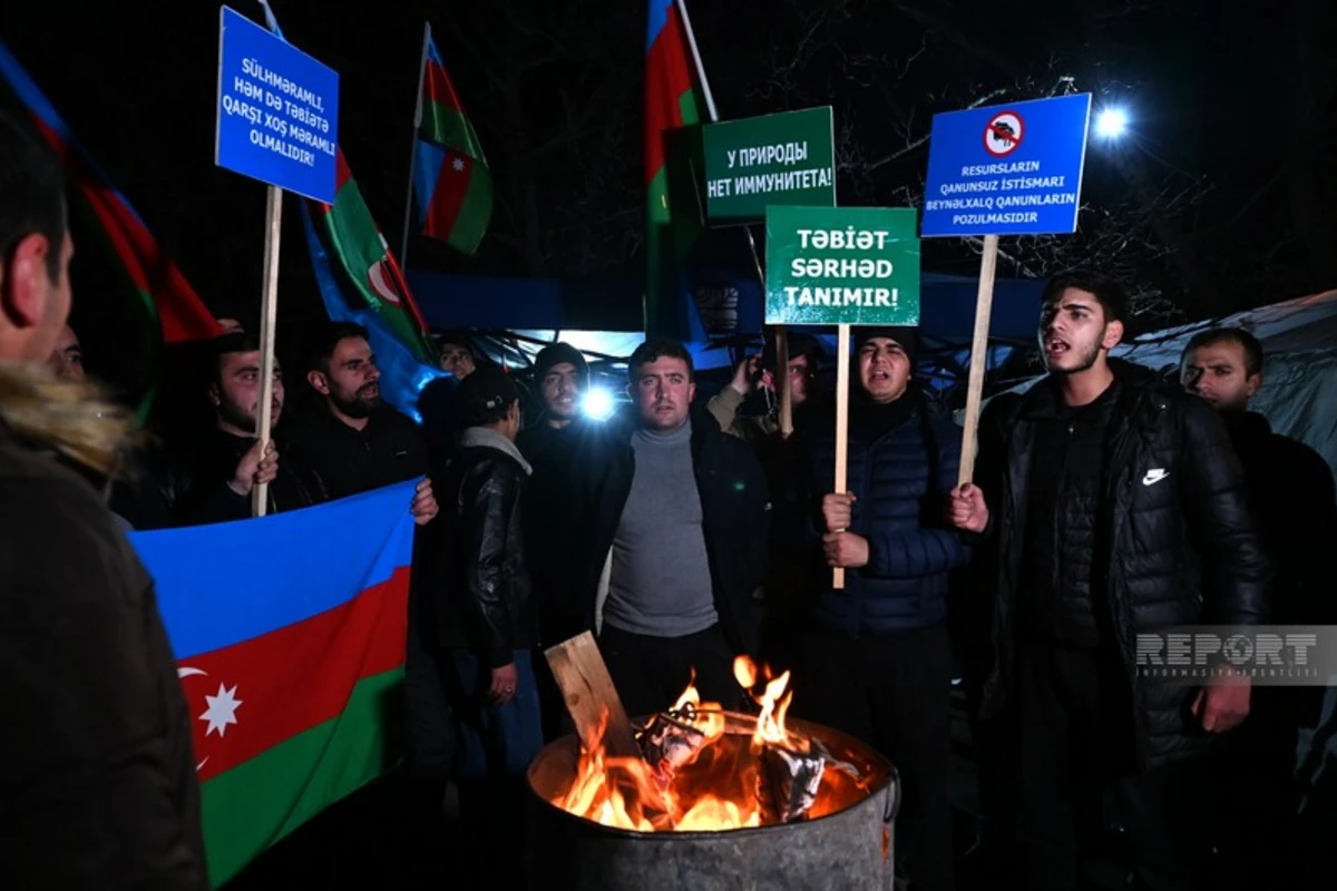 Акция протеста на дороге Ханкенди - Лачын продолжится и этой ночью - ФОТО