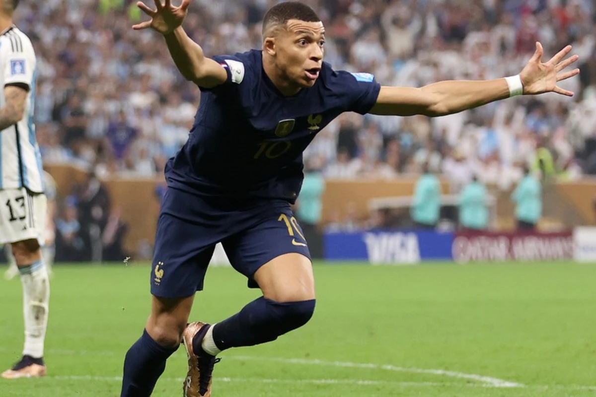 DÇ-2022: Mbappe Klinsmana çatıb, iki futbolçunu geridə qoyub