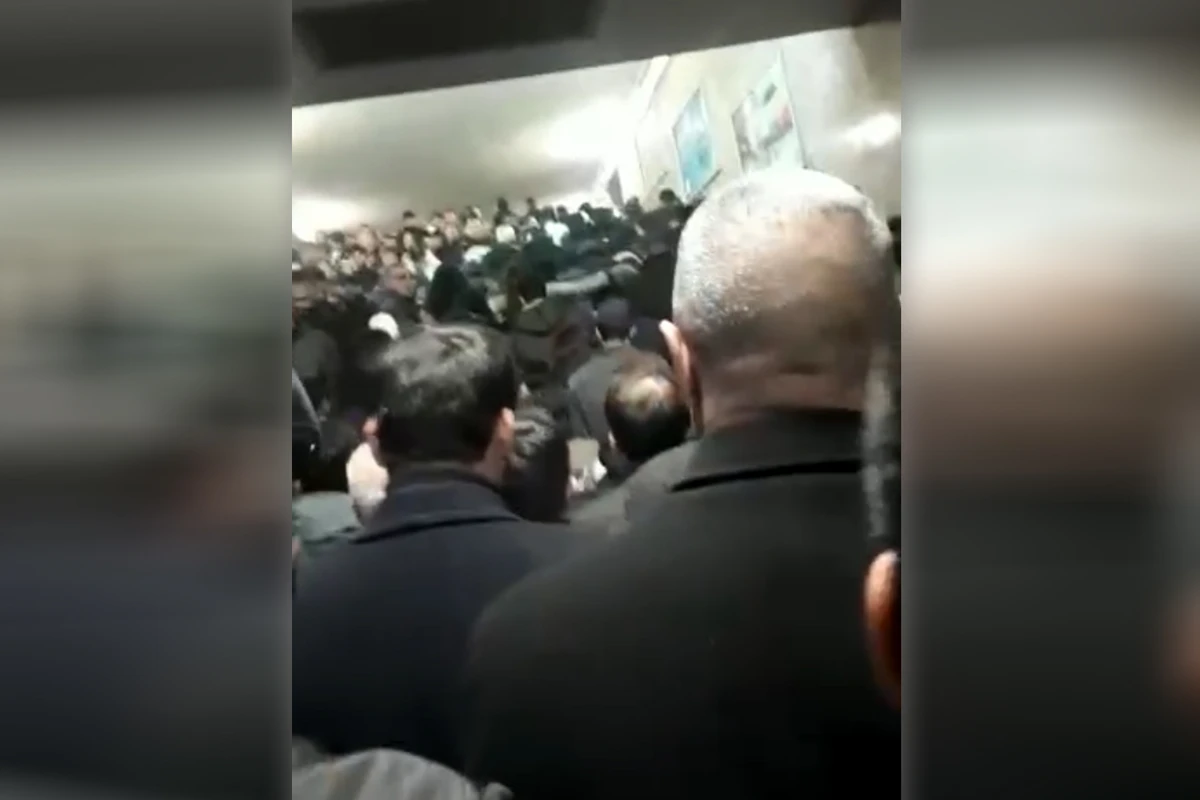 Огромное столпотворение на станции метро Кероглу - ВИДЕО