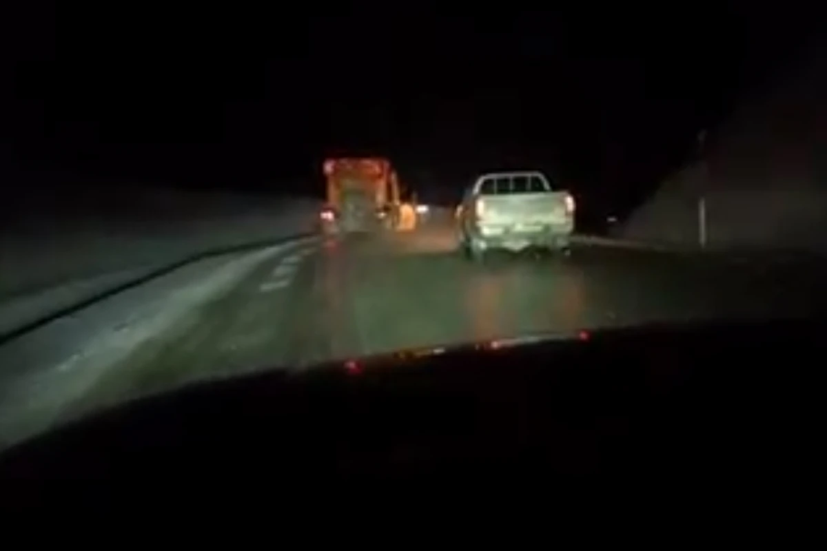 Buzlu “Zəfər Yolu”na duz-qum qarışığı səpilir - VİDEO