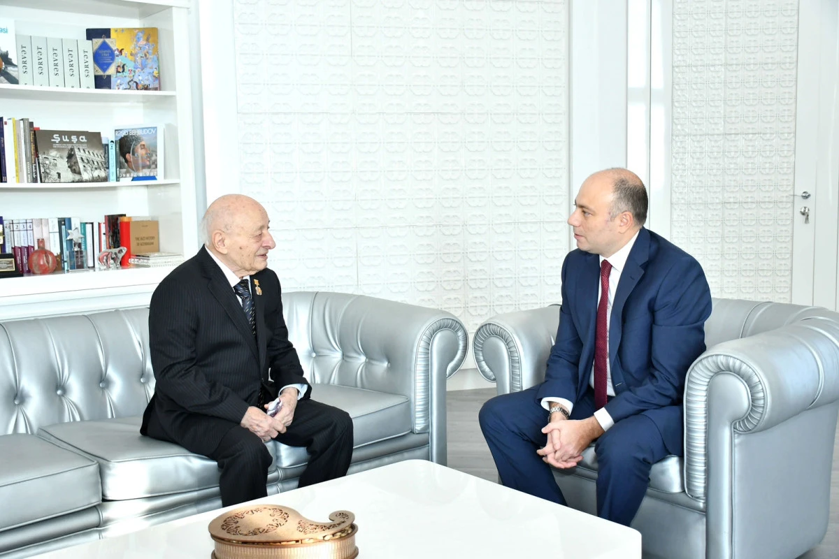 Nazir Xalq rəssamı Ömər Eldarovu təltif etdi - FOTO