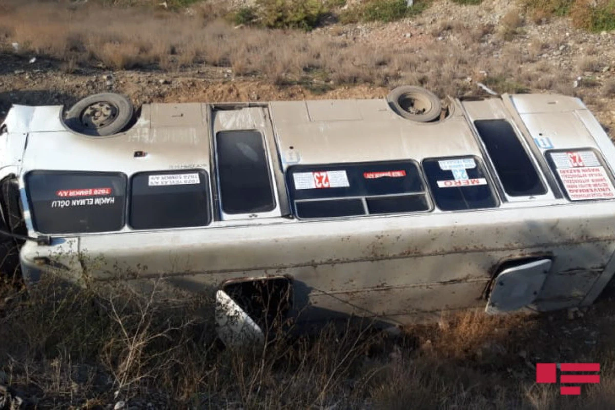 Gəncədə sərnişin avtobusu aşıb - FOTO