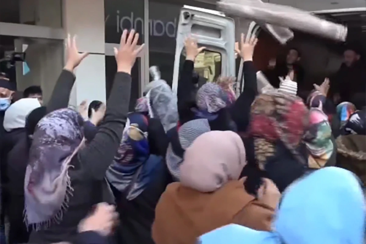 Pulsuz xalça payladılar, izdiham yaşandı - VİDEO