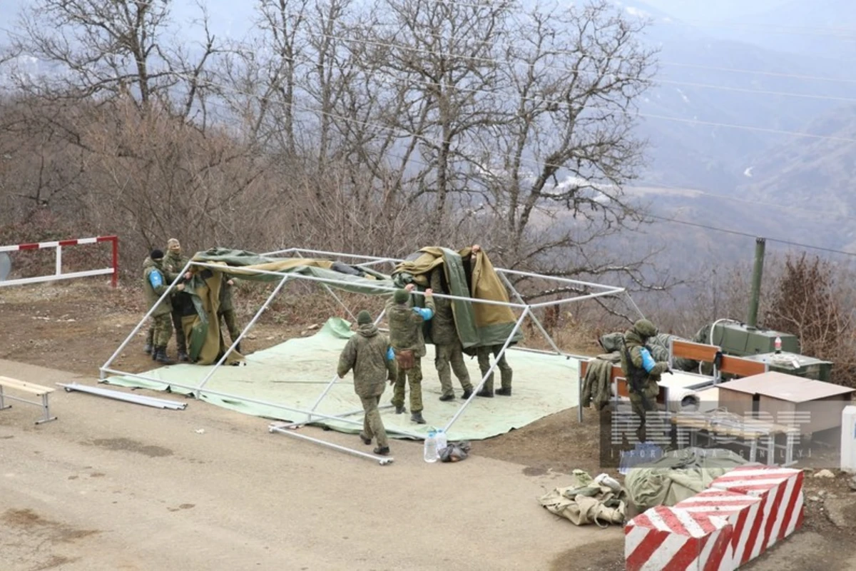 Sülhməramlılar etiraz aksiyasının keçirildiyi ərazidə quraşdırdıqları çadırları sökürlər - FOTO Sülhməramlılar etiraz aksiyasının keçirildiyi ərazidə quraşdırdıqları çadırları sökürlər - FOTO