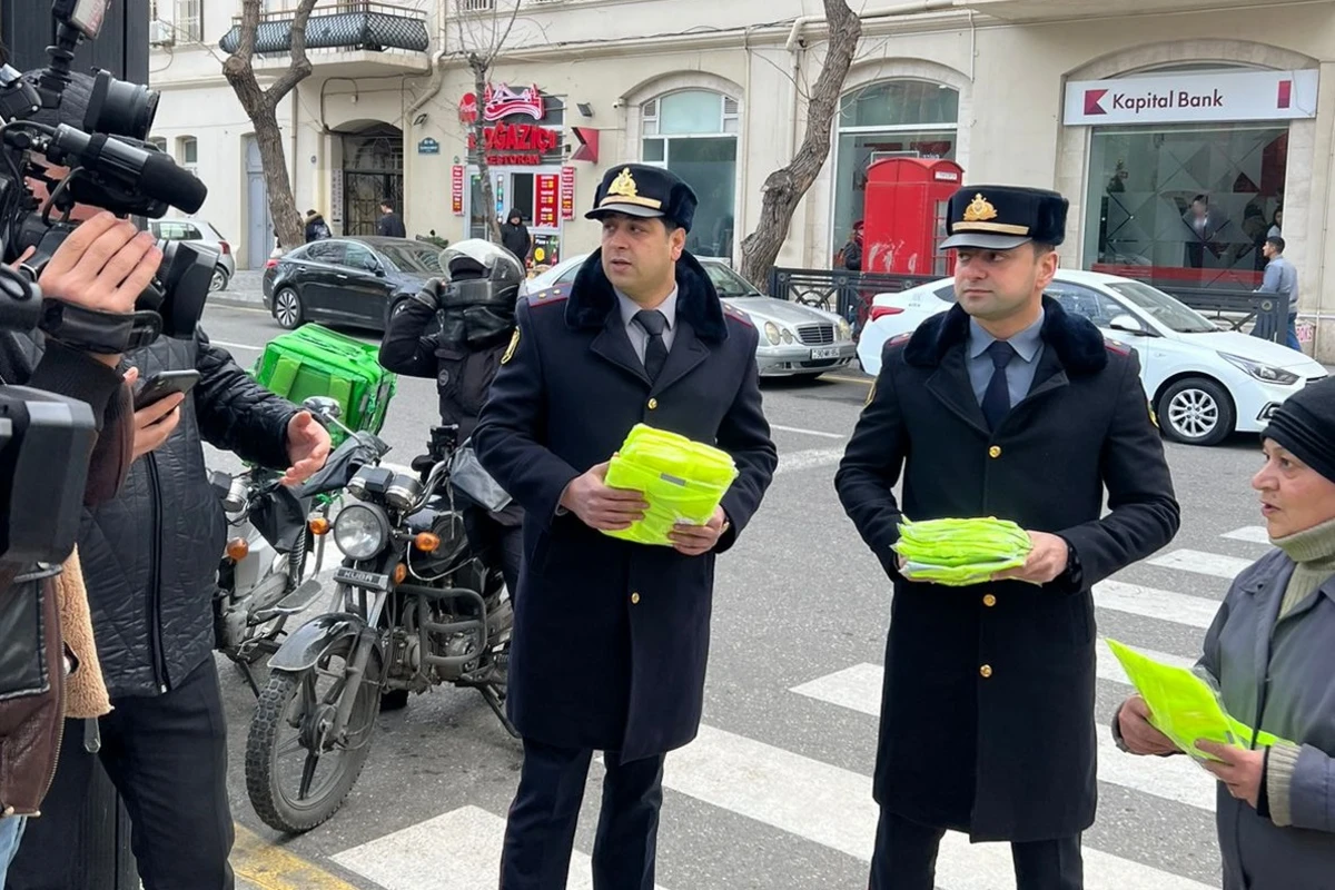 Yol polisi moped və velosiped sürücülərinə jilet payladı - FOTO/VİDEO