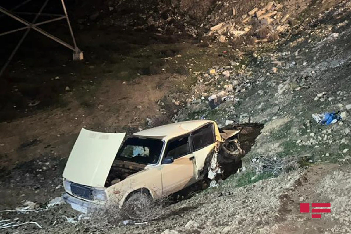 Abşeronda “VAZ 2107” dərəyə aşıb, xəsarət alanlar var - FOTO