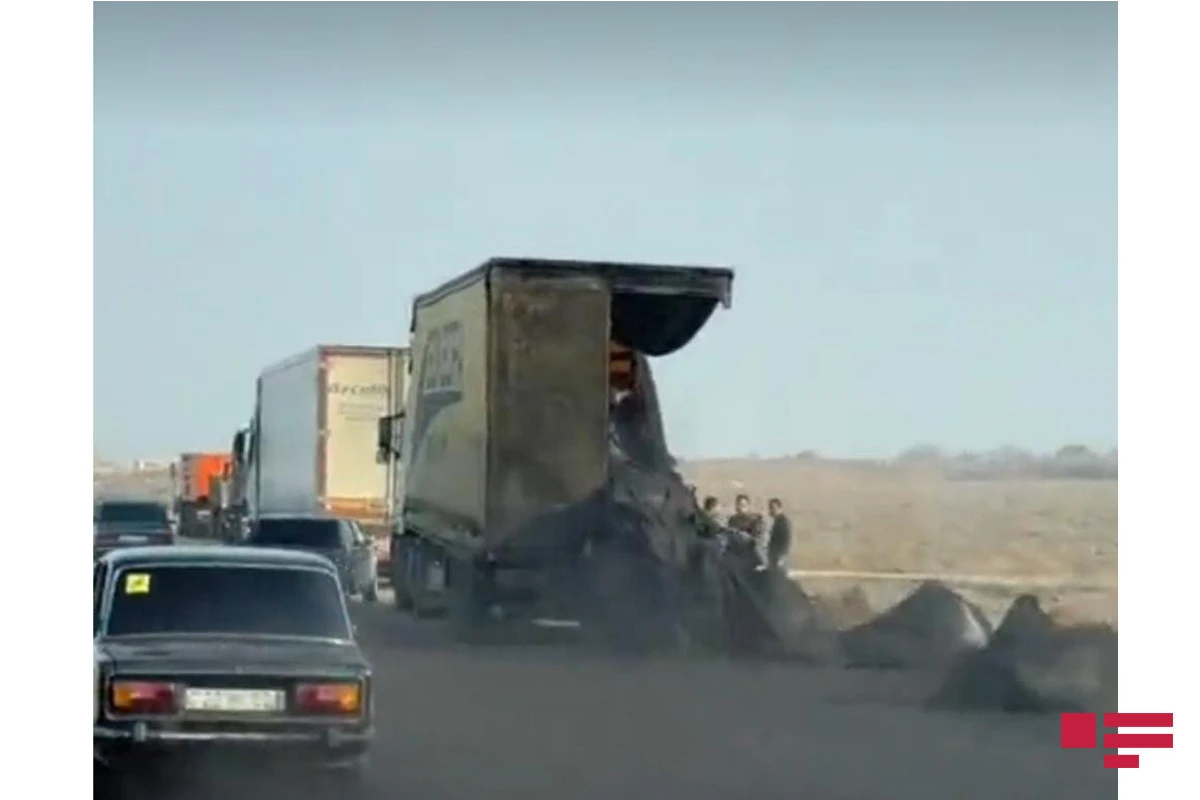 TIR KamAZa çırpıldı - Xeyli kömür yola dağıldı