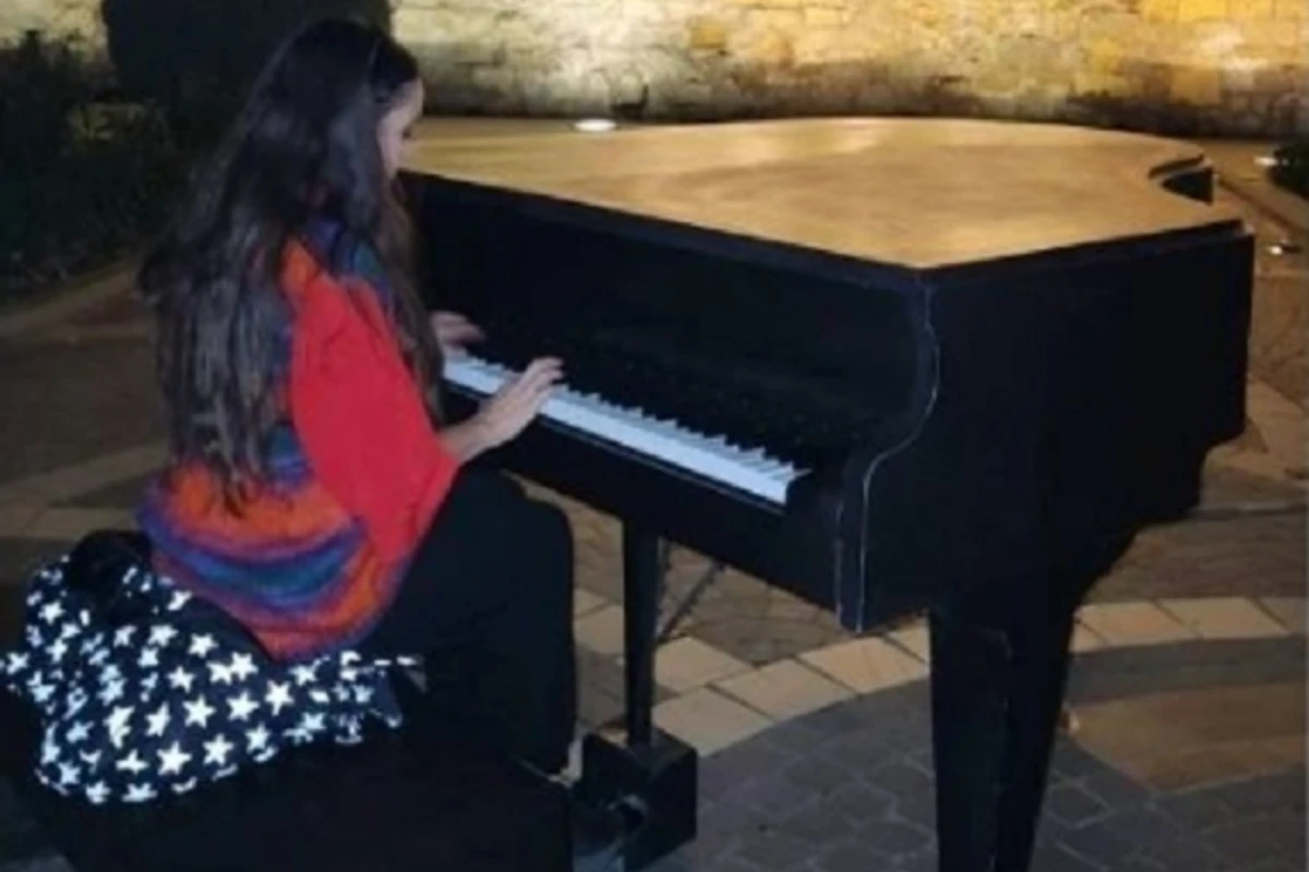 Leyla Əliyeva İçərişəhərdə pianoda ifa etdi - FOTO/VİDEO