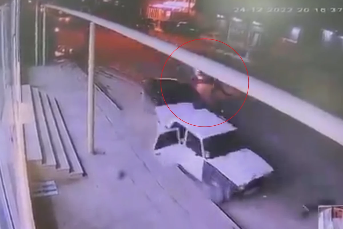 Кадры смертельного ДТП в Баку, в котором погибла бабушка с внуком - ВИДЕО