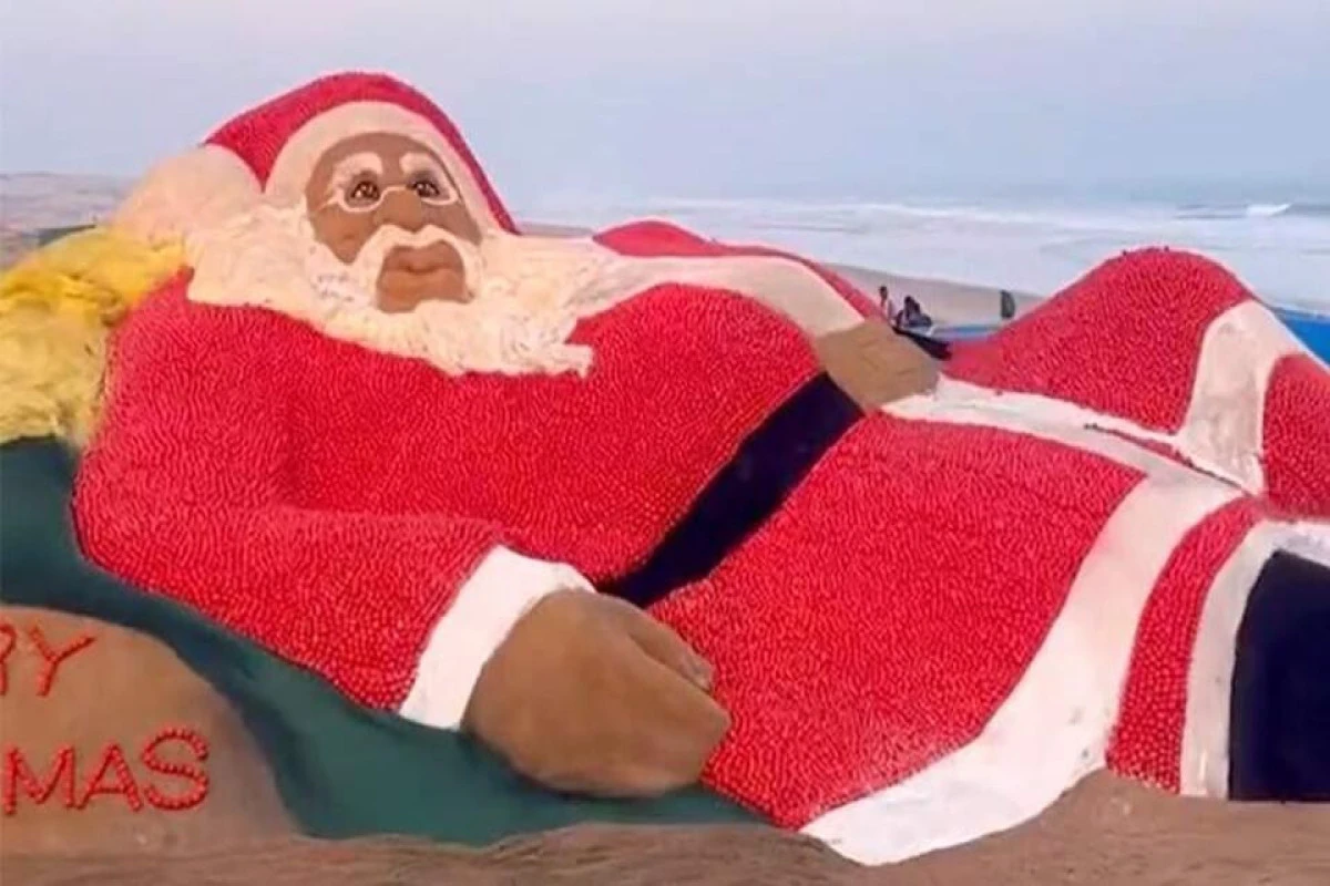Hindistanlı heykəltəraş qum və pomidordan nəhəng Santa Klaus yaradıb - VİDEO Hindistanlı heykəltəraş qum və pomidordan nəhəng Santa Klaus yaradıb - VİDEO