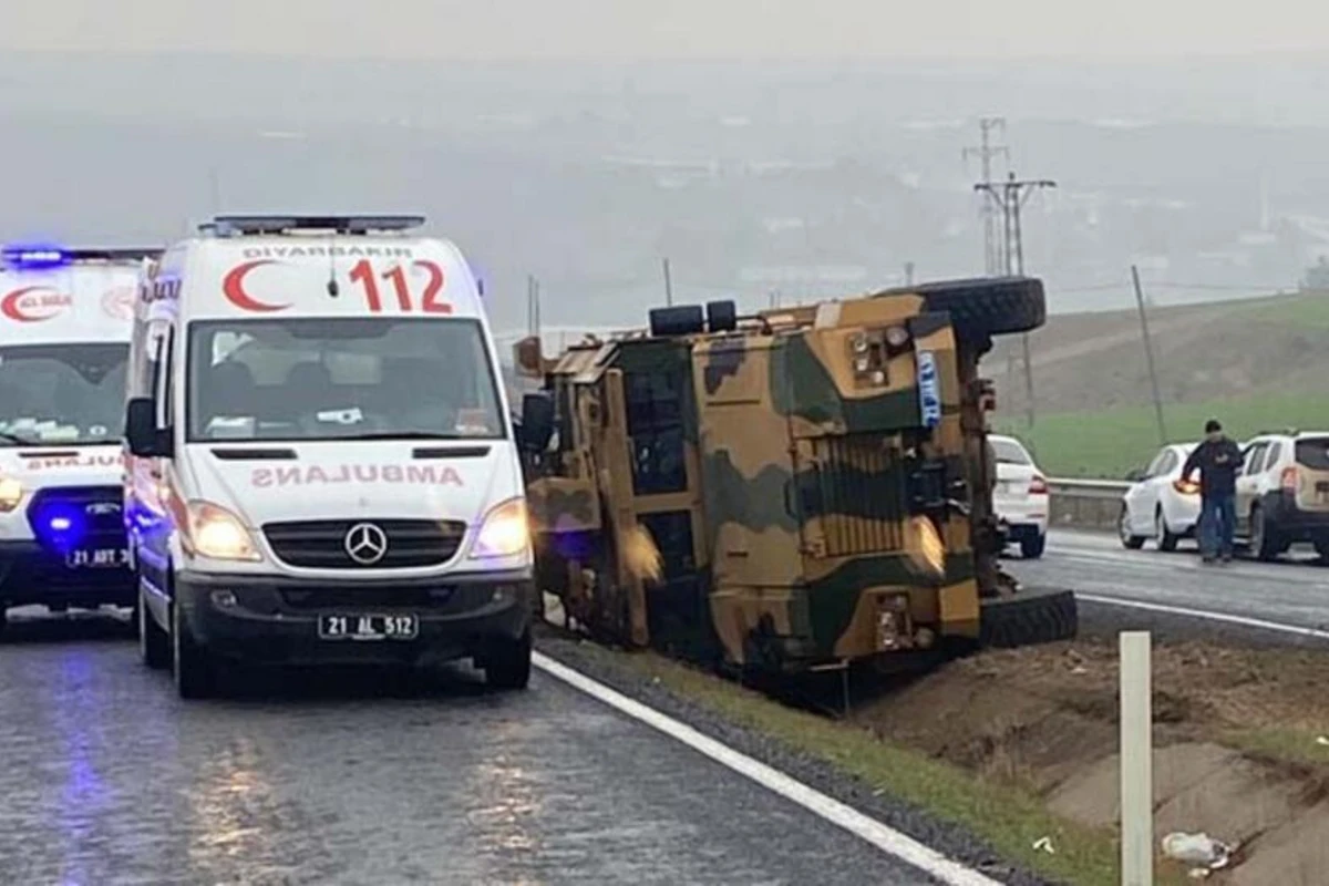 Türkiyədə zirehli avtomobil aşıb - Hərbçilər yaralanıb - FOTO