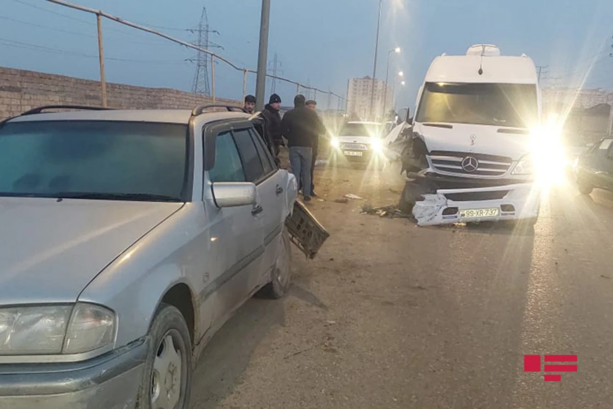 Abşeronda mikroavtobus minik avtomobili ilə toqquşub - FOTO