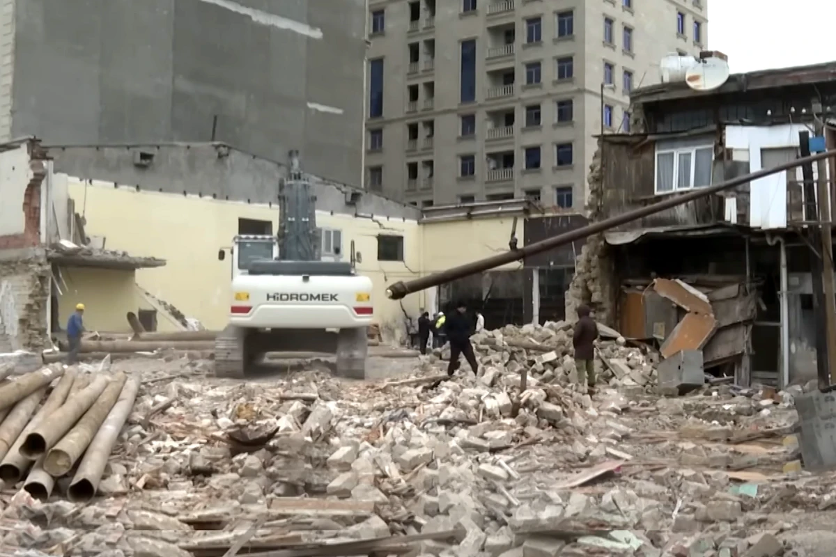 Tikinti şirkəti ilə sakinlər arasında qalmaqal: 68 m²-ə görə 1 milyon istədilər - VİDEO