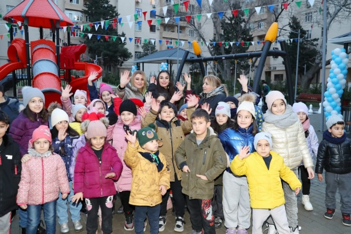 Leyla Əliyeva Bakıda “Bizim həyət” layihəsi çərçivəsində növbəti həyətin açılışında iştirak edib - FOTO