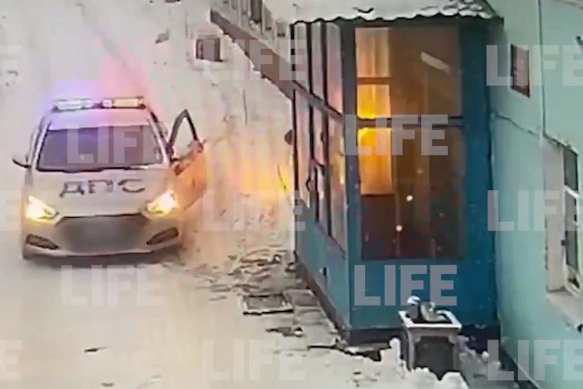 В России чета пенсионеров попыталась поджечь здание военкомата - ВИДЕО
