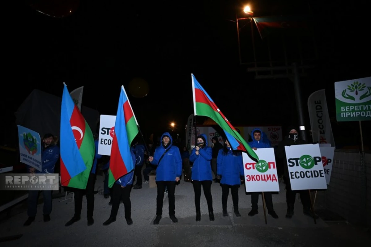 Havanın soyuq olmasına baxmayaraq, Xankəndi-Laçın yolunda etiraz aksiyası axşam da davam edir