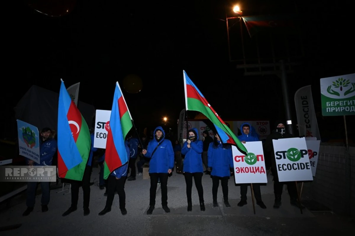 Акция протеста продолжается вечером на дороге Ханкенди-Лачын