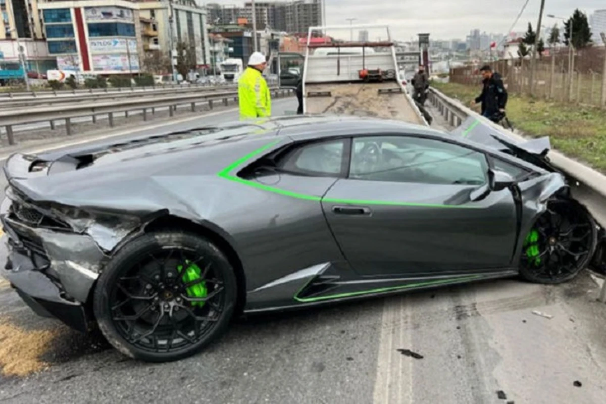 İstanbulda rusiyalı iş adamı “Lamborghini” markalı avtomobili ilə qəzaya uğrayıb - FOTO