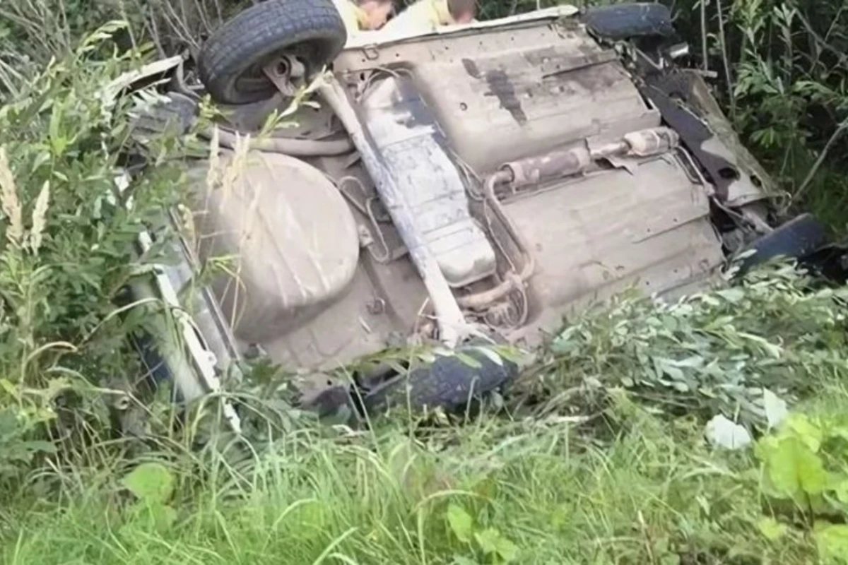 Abşeronda BMW yol kənarına aşıb, 3 nəfər xəsarət alıb