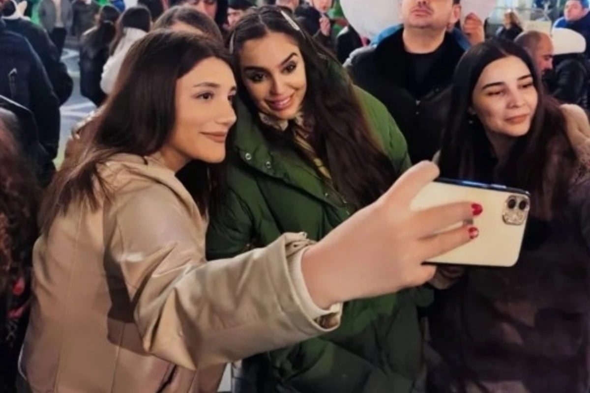 Leyla Əliyeva paytaxt sakinləri ilə görüşüb - FOTO