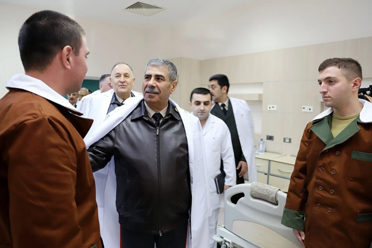 Zakir Həsənov hospitalda müalicə olunan hərbçilərlə görüşüb - FOTO/VİDEO