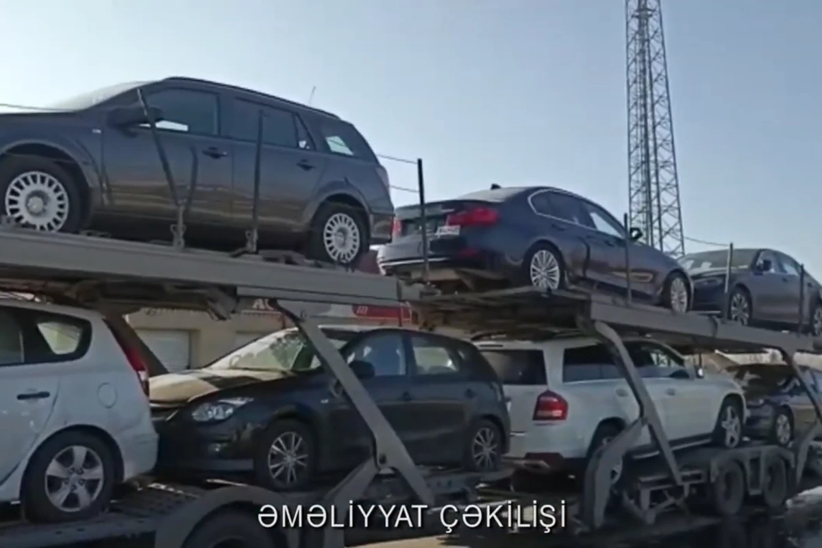 Kürdəmirdə qoşqusunda 8 avtomobil olan yük maşını yanıb - VİDEO