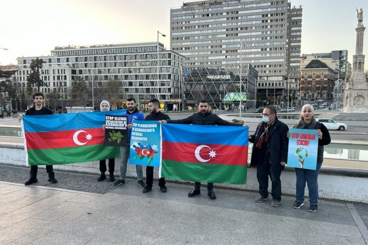 Азербайджанцы протестуют против армянского экотеррора в Мадриде - ФОТО