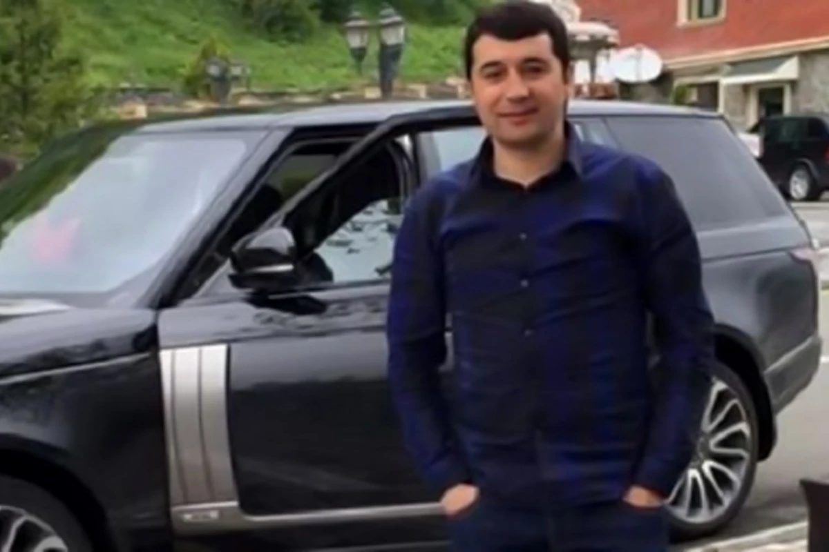 “Land Rover”lə 4 nəfəri öldürən “Qurtuluş 93”ün sahibinin kürəkəni yenidən hakim qarşısına çıxarılır “Land Rover”lə 4 nəfəri öldürən “Qurtuluş 93”ün sahibinin kürəkəni yenidən hakim qarşısına çıxarılır