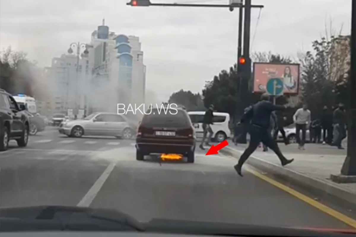 Bakıda maşın hərəkətdə olarkən yanmağa başladı - ANBAAN VİDEO