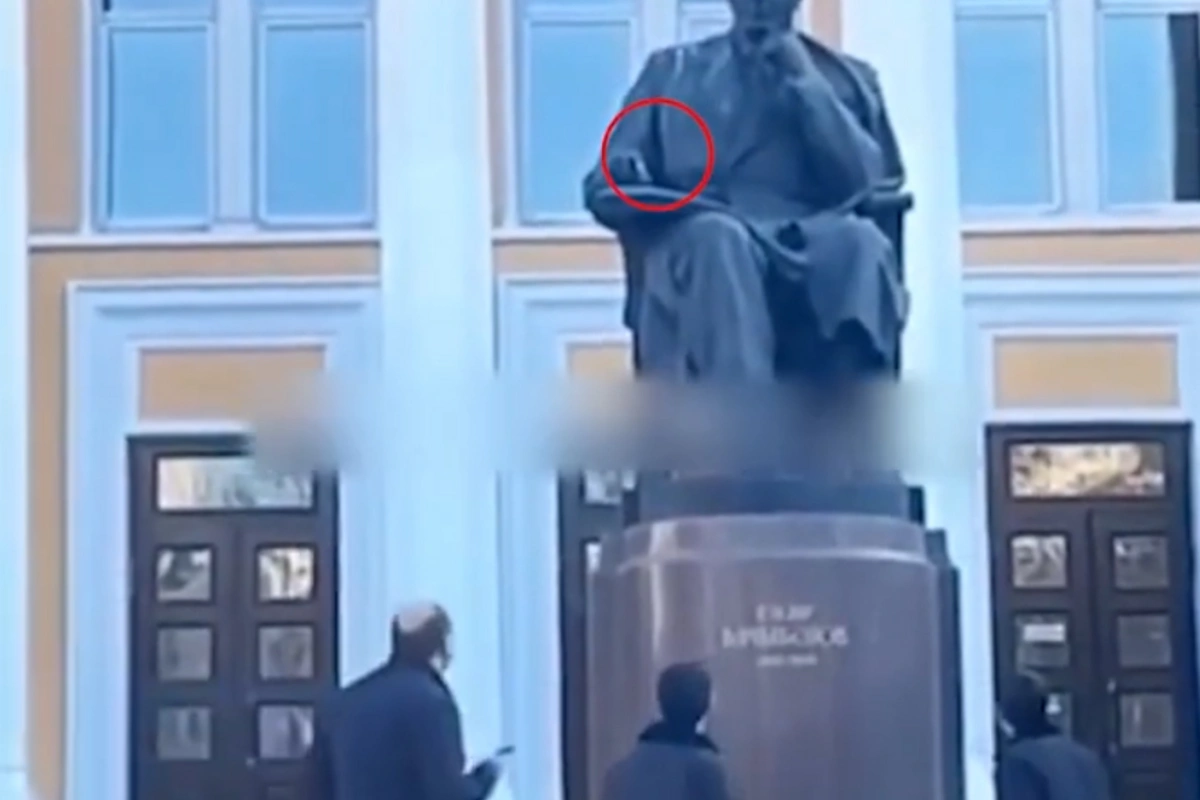 В Баку наказаны лица за проявление неуважения к памятнику Узеиру Гаджибекову - ОБНОВЛЕНО + ВИДЕО