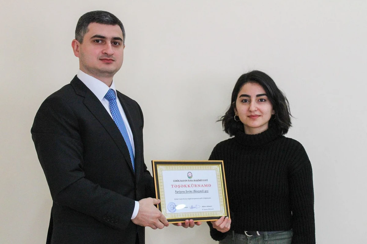 İcra başçısı xanım tələbə ilə görüşüb ona hədiyyə verdi - FOTO