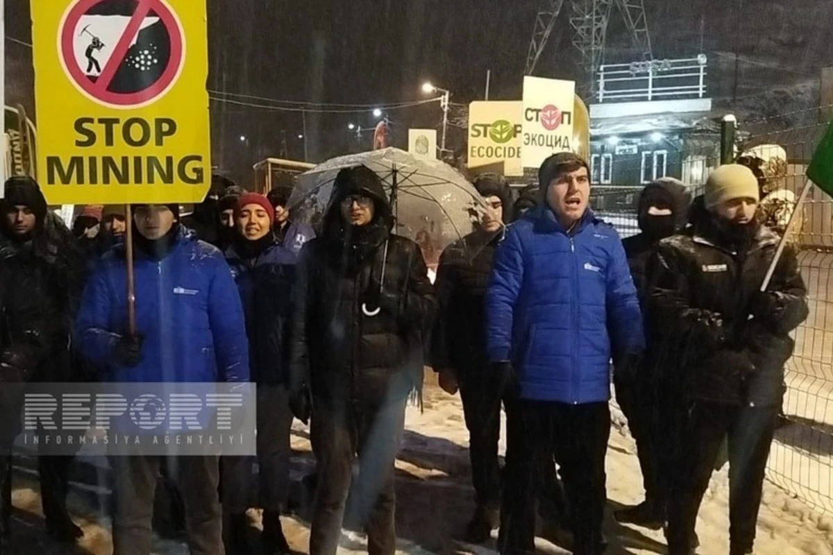 Несмотря на снежную погоду, продолжается акция протеста на дороге Ханкенди - Лачын - ФОТО