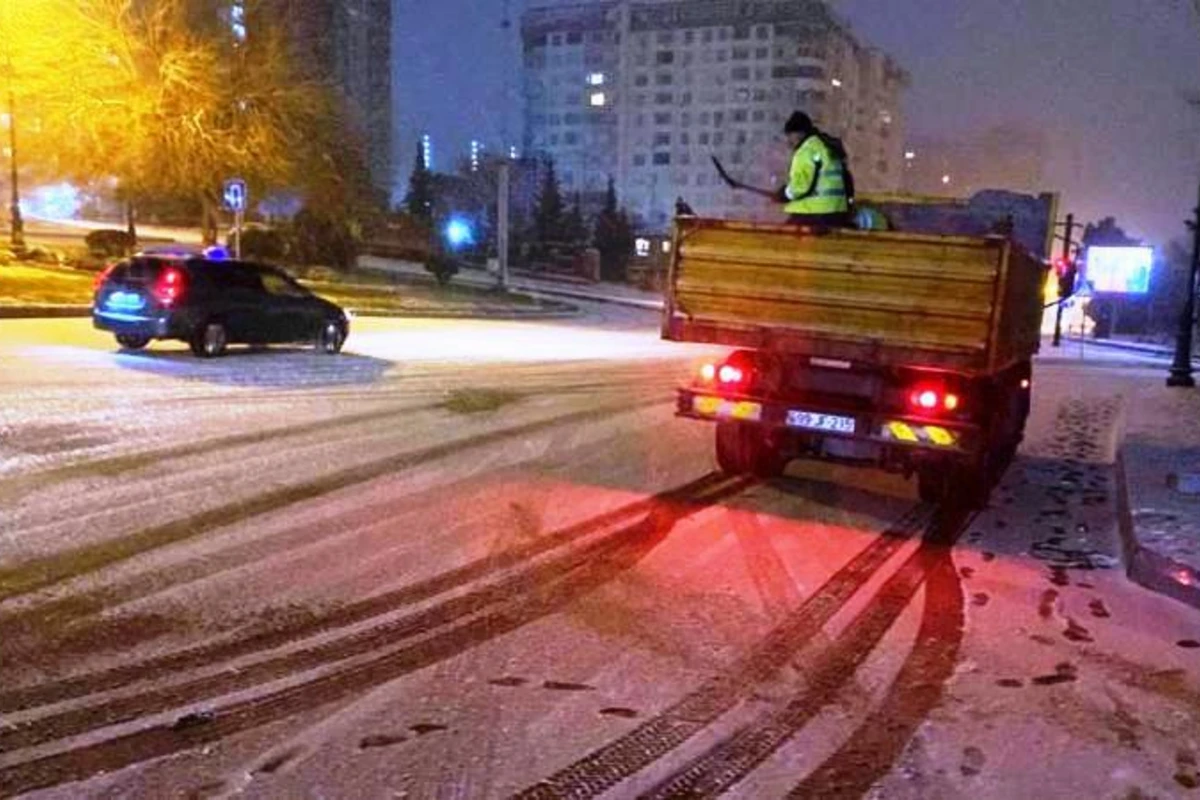Bakının küçə və prospektləri gecə qardan təmizlənib - FOTO
