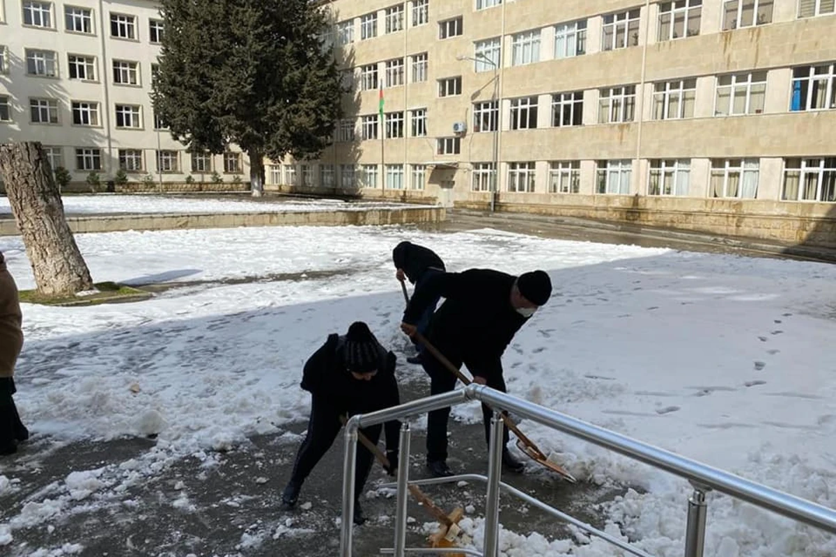 В связи со снежной погодой посещаемость в бакинских школах снизилась
