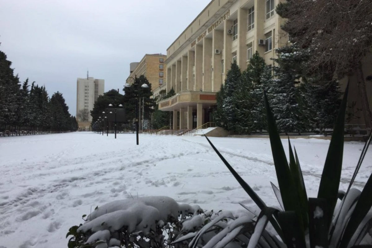 Qarlı hava şəraiti ilə bağlı Bakının bütün universitetləri... Qarlı hava şəraiti ilə bağlı Bakının bütün universitetləri...