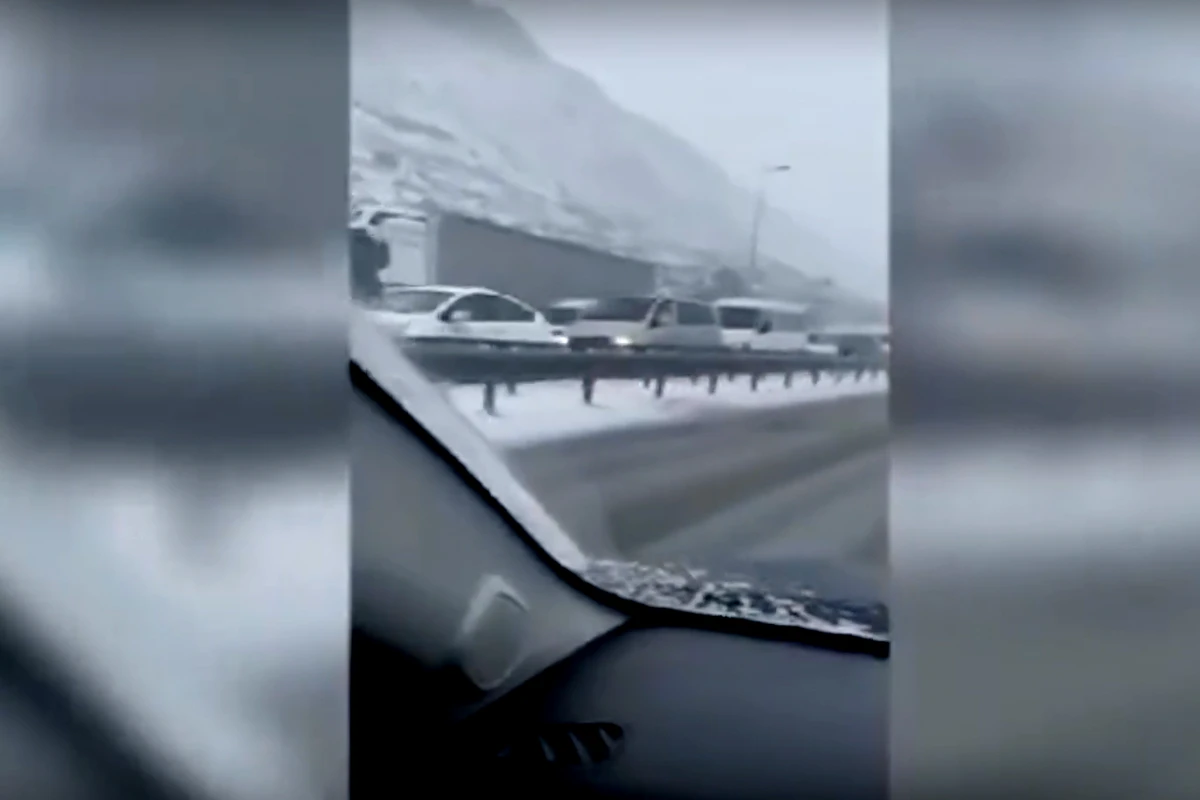 Bakı istiqamətində uzunluğu 1 km-ə çatan tıxac yarandı - VİDEO