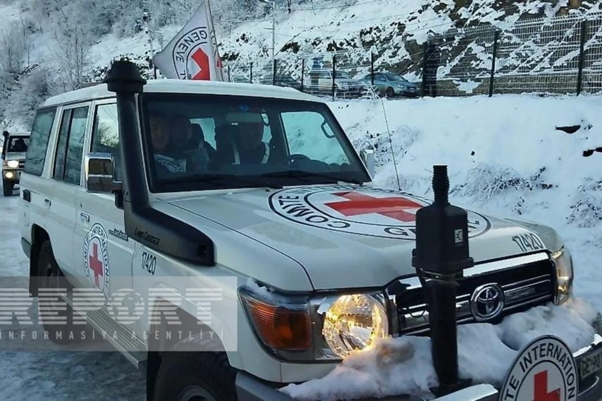 Dinc erməni ailəsinin olduğu BQXK maşınları Xankəndi yolunda maneəsiz hərəkət ediblər - YENİLƏNİB - FOTO