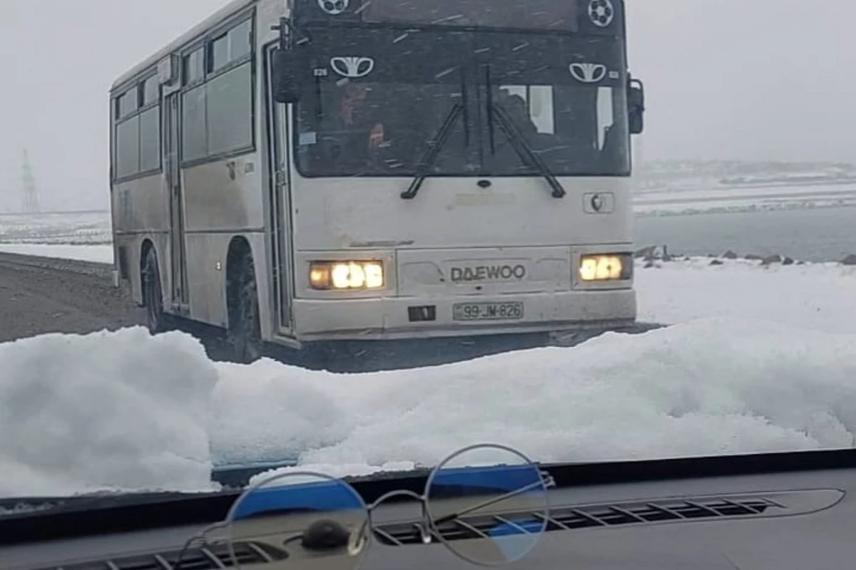 Avtobusu qarlı havada əks yolla sürən sürücü CƏZALANDIRILDI - ANBAAN VİDEO - YENİLƏNİB - 1