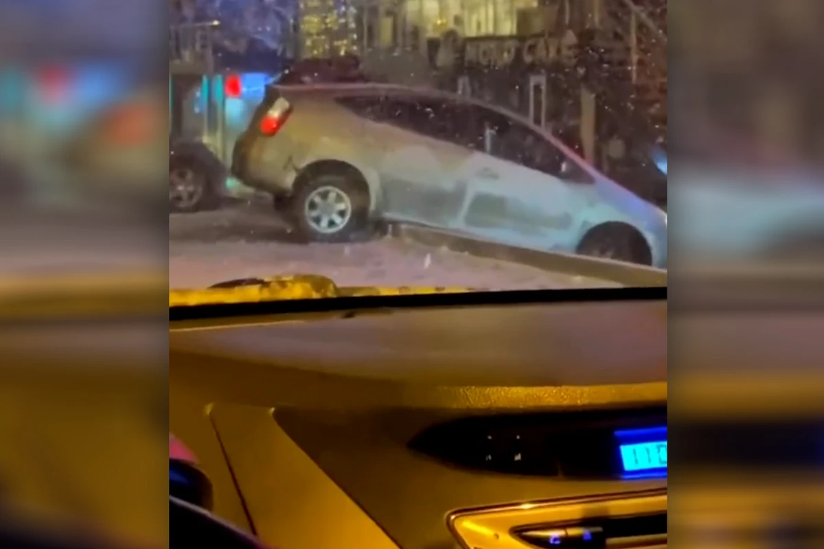 Prius qarlı havada səkiyə aşdı - VİDEO