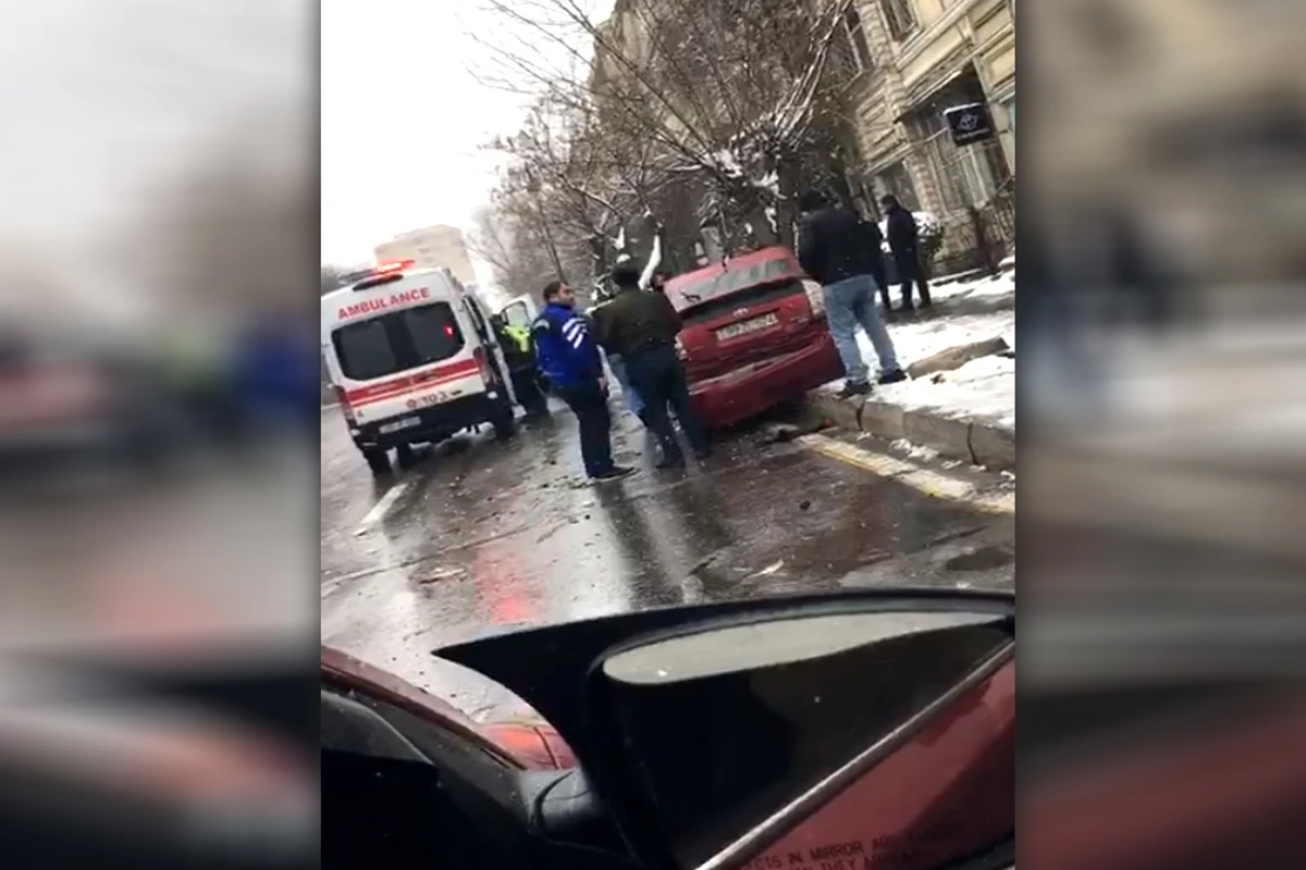 Prius idarəetməni itirərək bardürə çıxdı - VİDEO