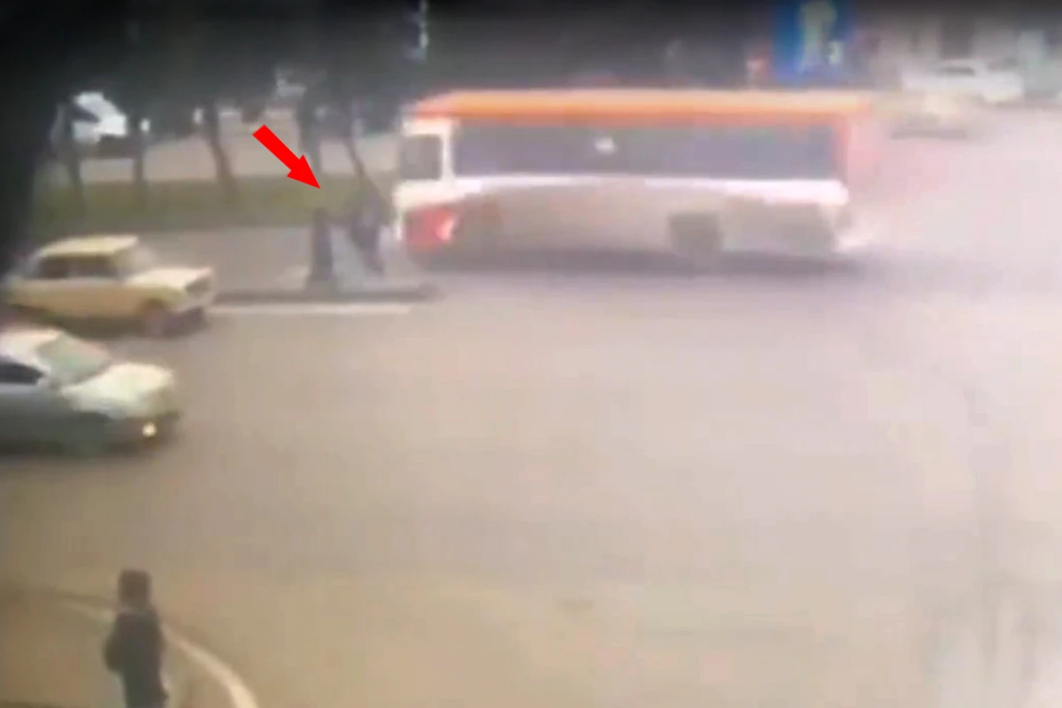 В Баку автобус насмерть сбил 10-летнего школьника - ВИДЕО