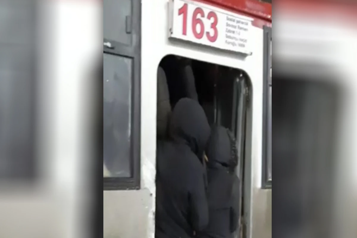Qarlı havada sərnişinlərin avtobusda acınacaqlı halı - VİDEO