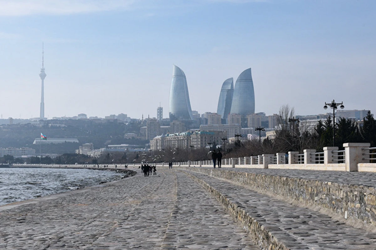 На бакинском бульваре спасли тонущего человека - ФОТО